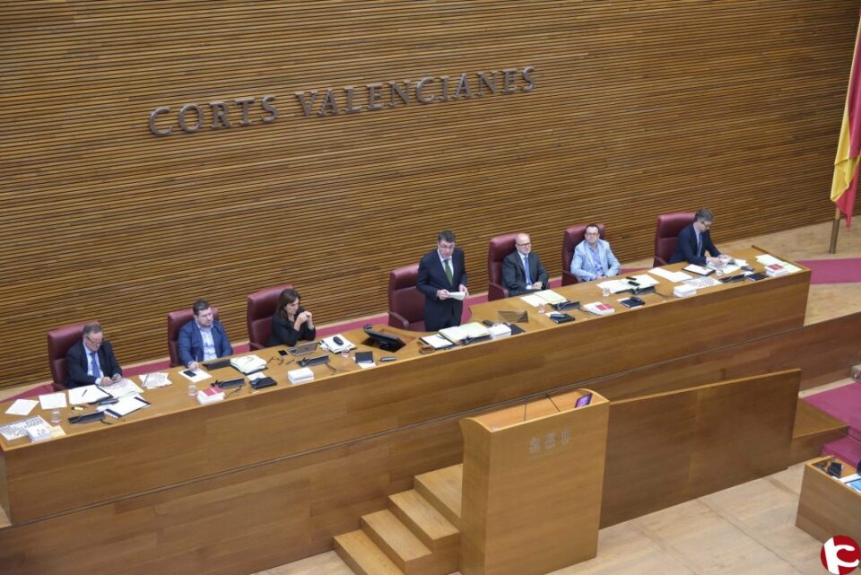 Les Corts demanen al Govern el manteniment de l´horari d´estiu