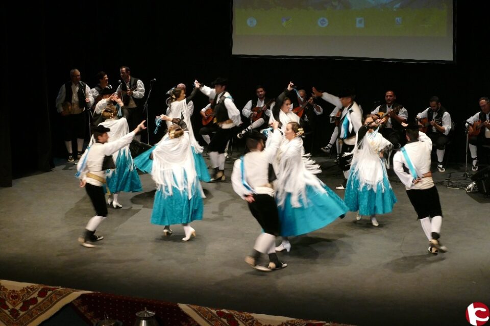 El Grupo de Danzas de Ibi organizó la VI edición del Festival Dansant pels Pobles