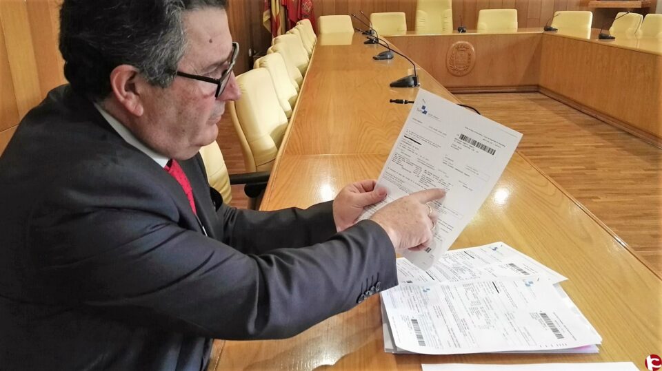 El equipo de Gobierno dice que el PP manipula los datos para ocultar el descenso en los ingresos del Ayuntamiento de 600.000 para el año que viene con la reducción del 4% del tipo impositivo
