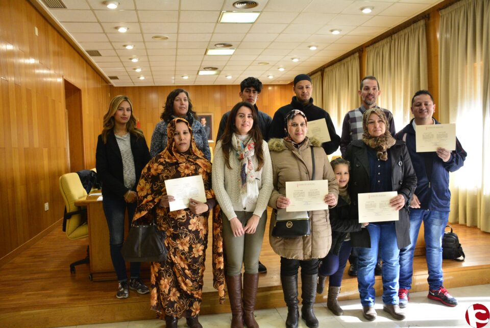 La concejala de Servicios Sociales ha entregado los diplomas a los alumnos de la Escuela de Acogida