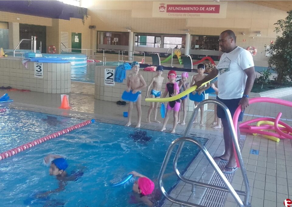 El "Programa Aqua" del colegio Vistahermosa vuelve a las instalaciones deportivas municipales de Aspe