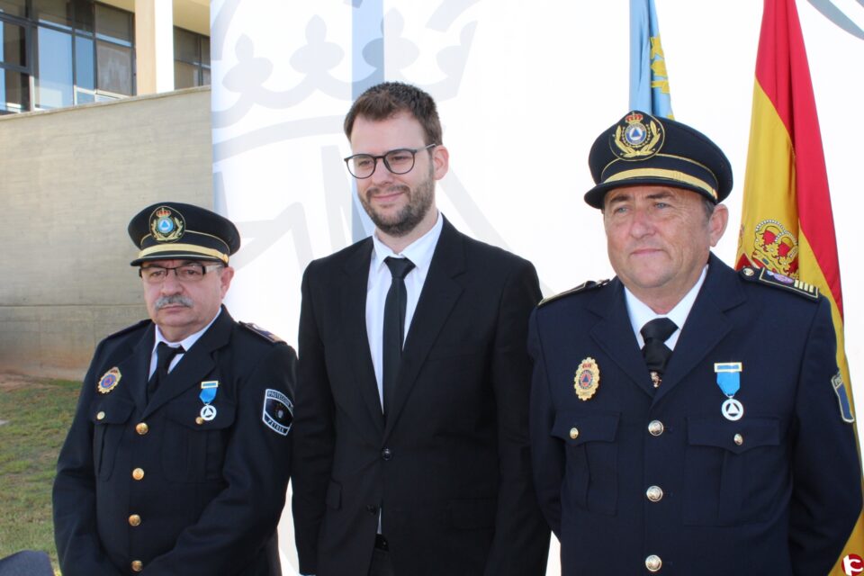 Dos voluntarios de Protección Civil de Petrer condecorados por su trayectoria de más de 25 años