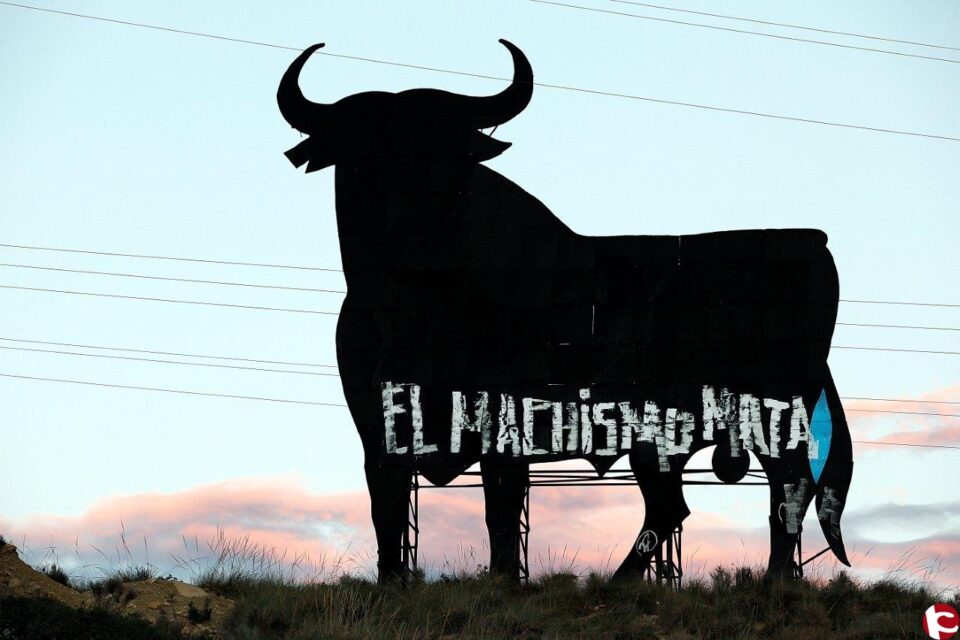 Deu anys denunciant la violència de gènere amb lexposició Del morat al negre