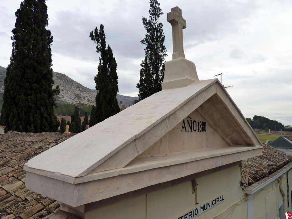 Restaurado el frontón del cementerio