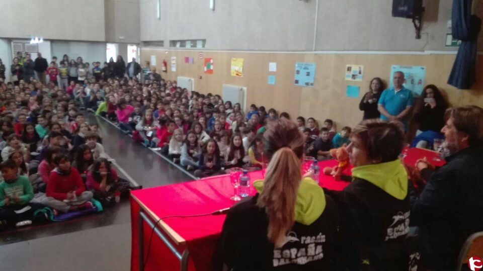 Cientos de niños de todos los colegios e institutos de Elda vibran con la visita de las jugadoras de la Selección de balonmano
