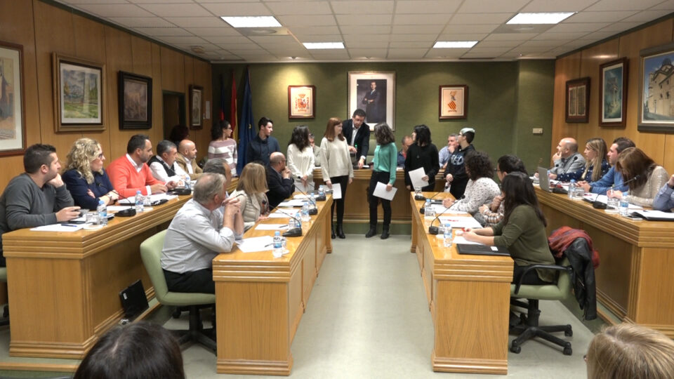 Los estudiantes de secundaria de Petrer asisten al pleno para la lectura de la Declaración Institucional redactada por ellos mismo con motivo del 25N
