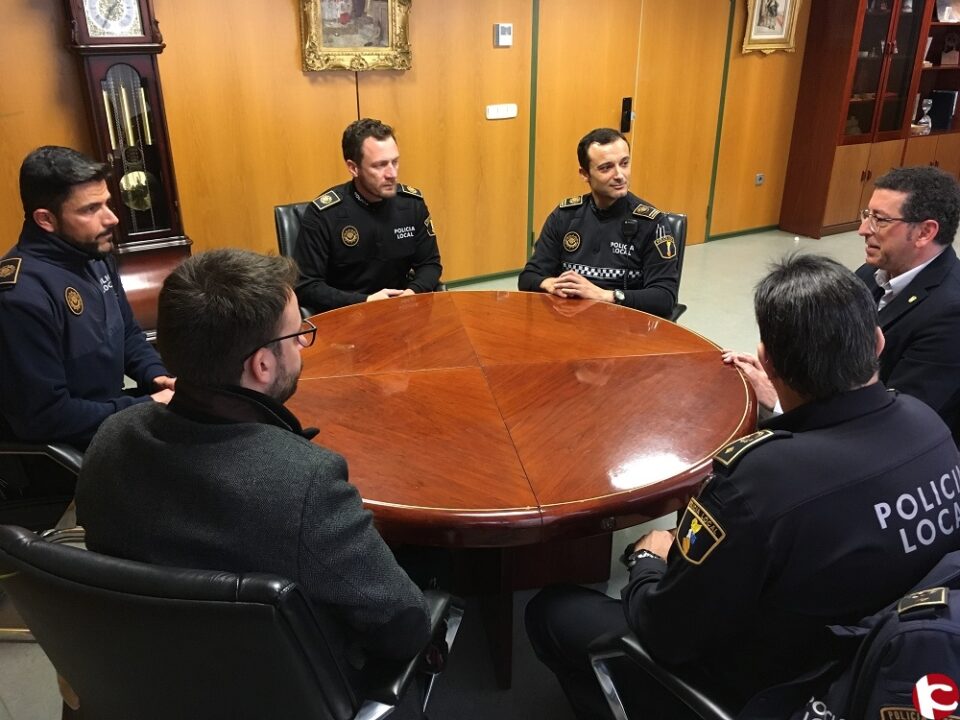 El alcalde de Petrer reconoce públicamente la labor de tres miembros de la Policía Local del municipio por su actuación para destapar una importante estafa