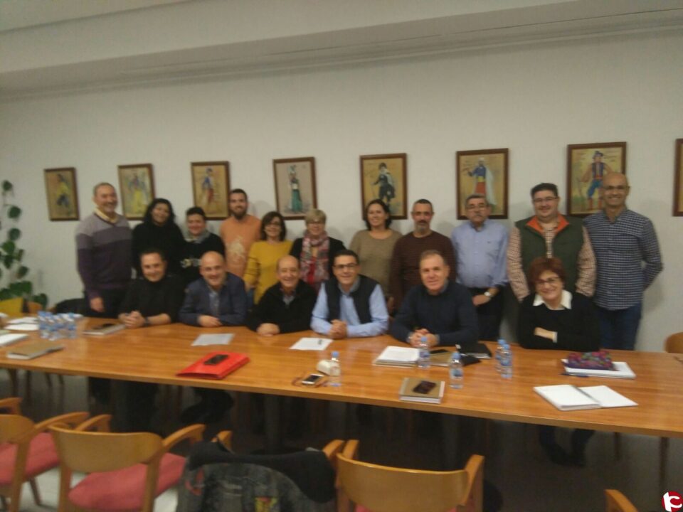 Renovación del convenio entre Caixapetrer y la Junta Central de Comparsas de Moros y Cristianos de Elda