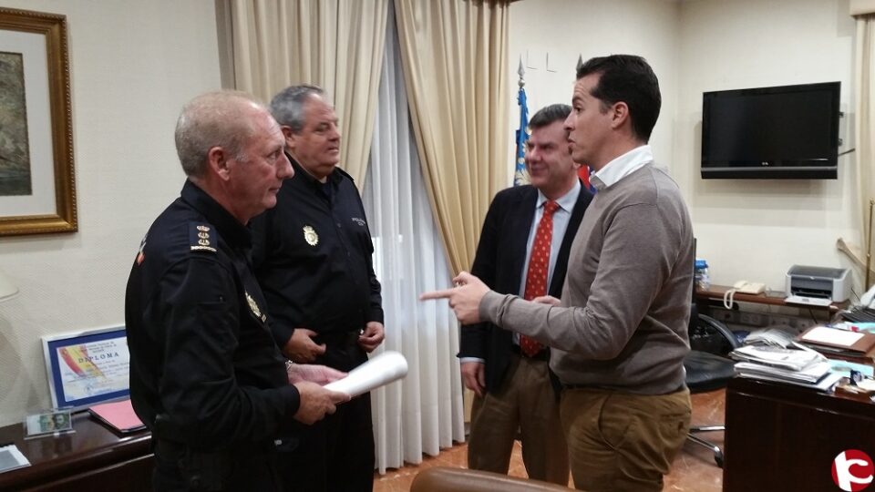 El alcalde se reúne con el subdelegado del Gobierno y los comisarios para estudiar la instalación de cámaras de vídeo vigilancia