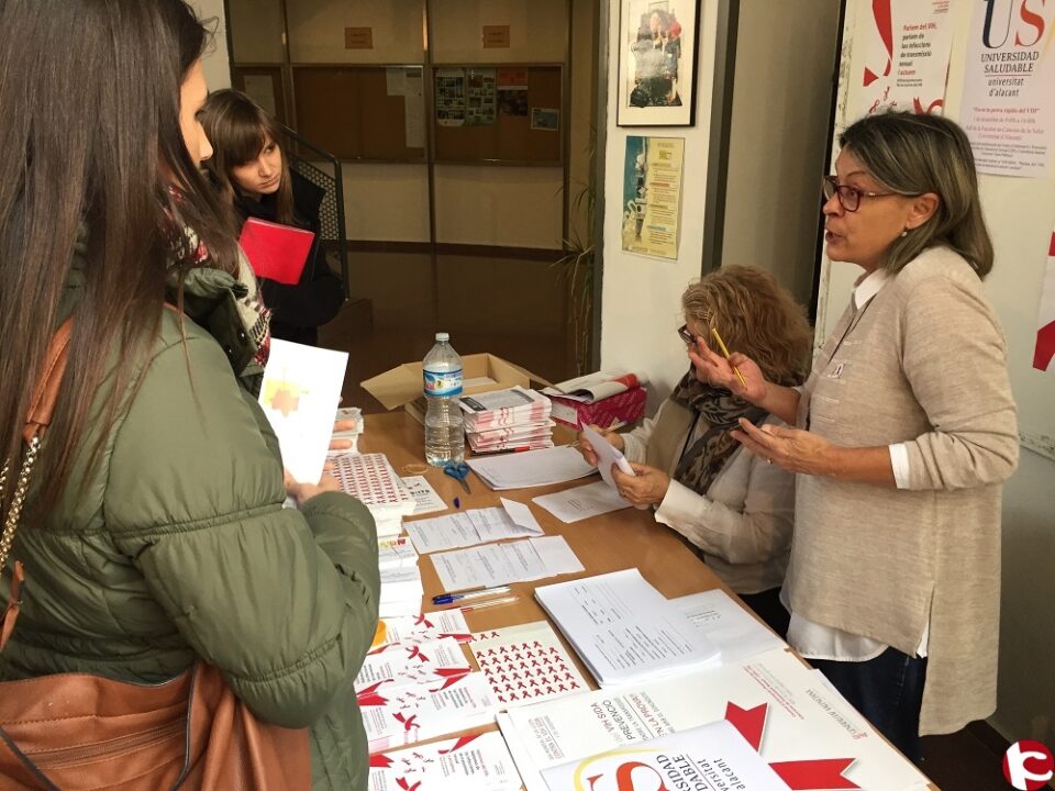 La campanya contra el SIDA atén més d'un centenar de persones en la prova ràpida del VIH