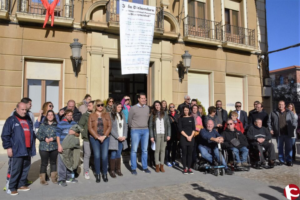 Manifiesto en la plaza del Ayuntamiento con motivo del Día Internacional de la Discapacidad