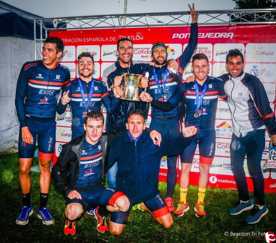 Lequip de triatló de la UA triat Millor Club 2016 per la Federació Valenciana