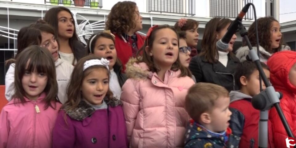 Los niños de Sax amenizan la Feria navideña a pesar de la lluvia