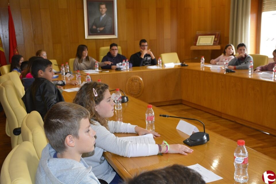 La concejala de Eduación ha tomado nota de todas las propuestas que han hecho los alumnos de quinto de Primaria durante hora y media