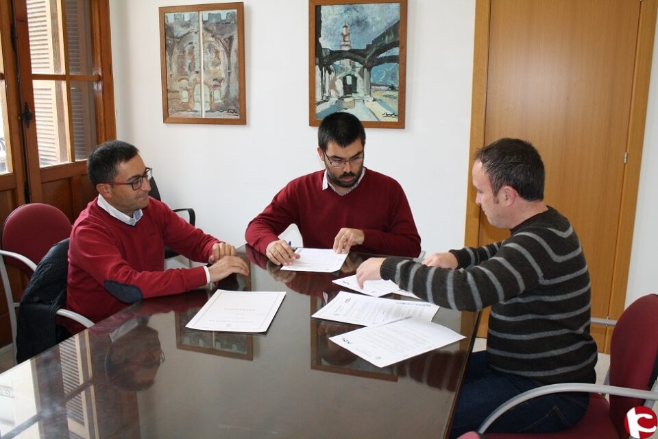 El Ayuntamiento de Monóvar firma convenios de colaboración para impulsar el comercio local