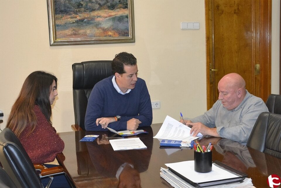 El Ayuntamiento firma un convenio con AMFI para el mantenimiento de la Oficina Técnica de Accesibilidad
