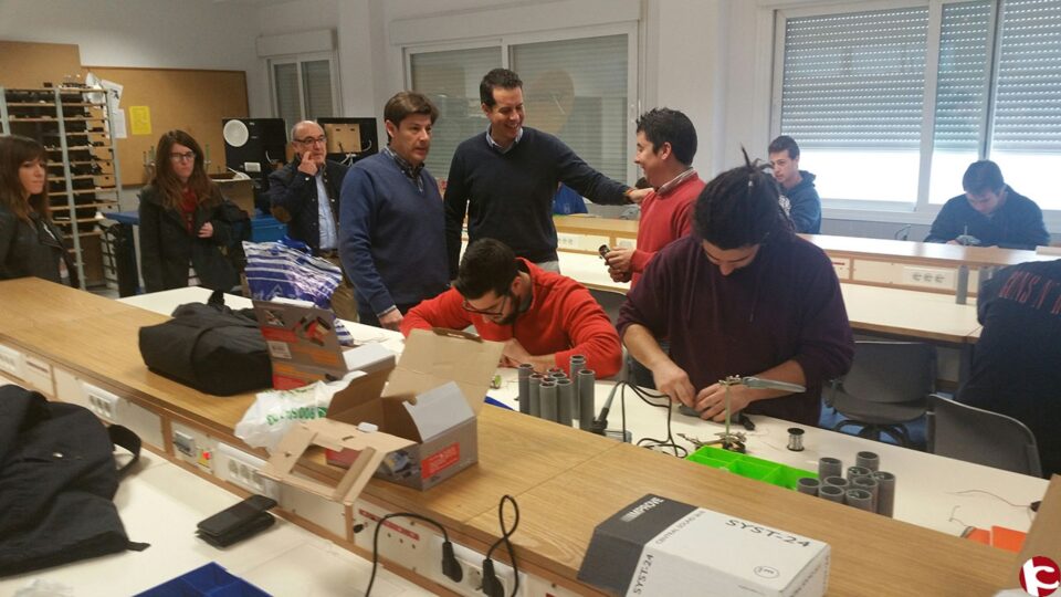 Los alumnos del IES La Torreta ultiman la construcción de las doscientas antorchas led que se utilizarán en la Bajada de Bolón