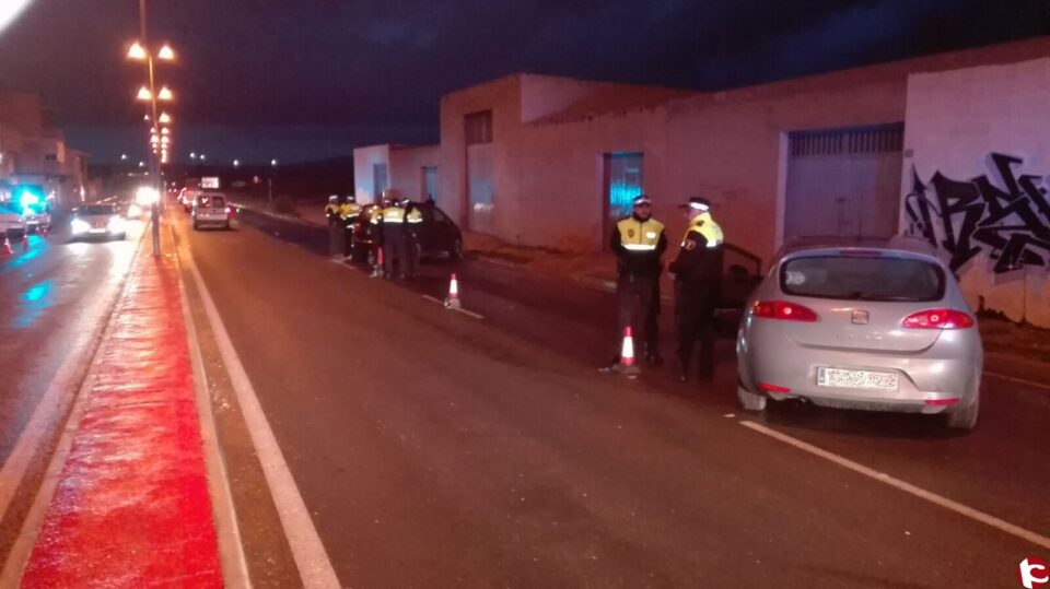 La policía local desarrolla controles de detección de drogas y alcohol en conductores