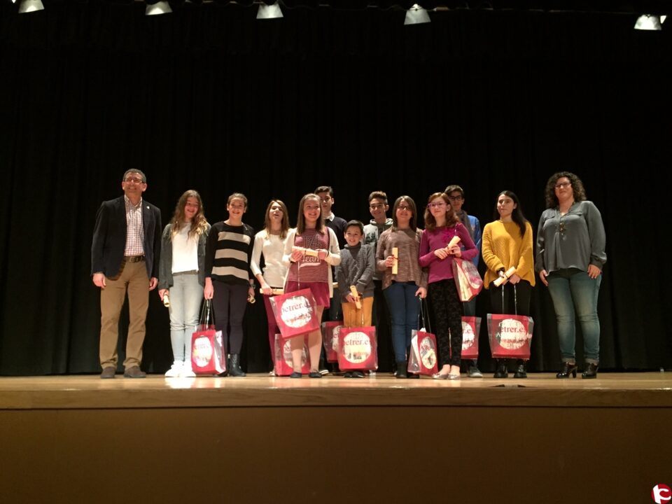 Petrer reconoce el rendimiento académico de 11 alumnos durante el curso 2015/2016