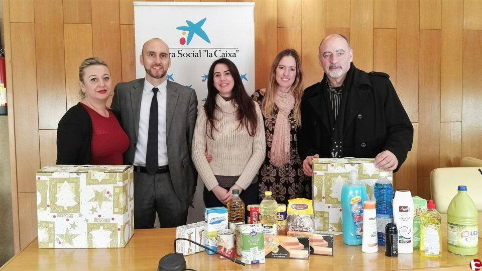 La Obra Social "La Caixa" colabora con Cáritas entregando 250 lotes de alimentos e higiene personal
