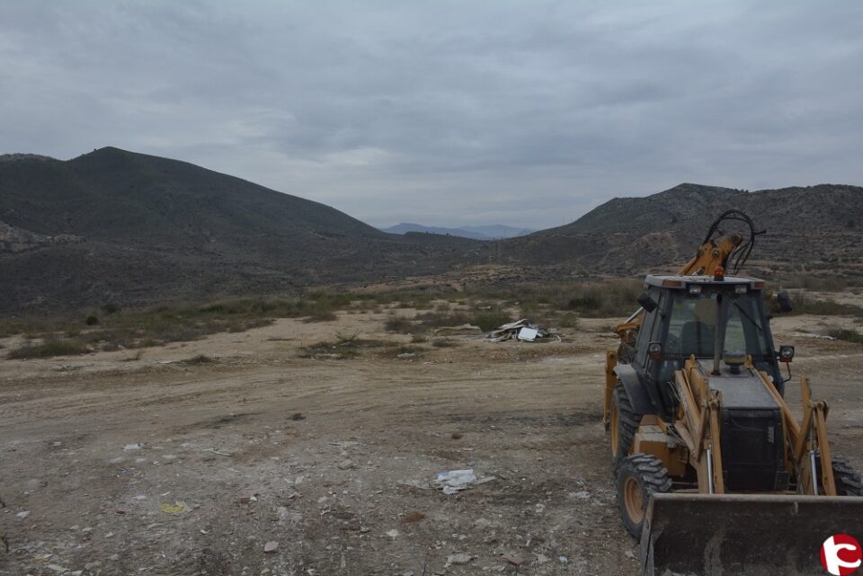La Generalitat limpia el vertedero ilegal del camino de La Melva