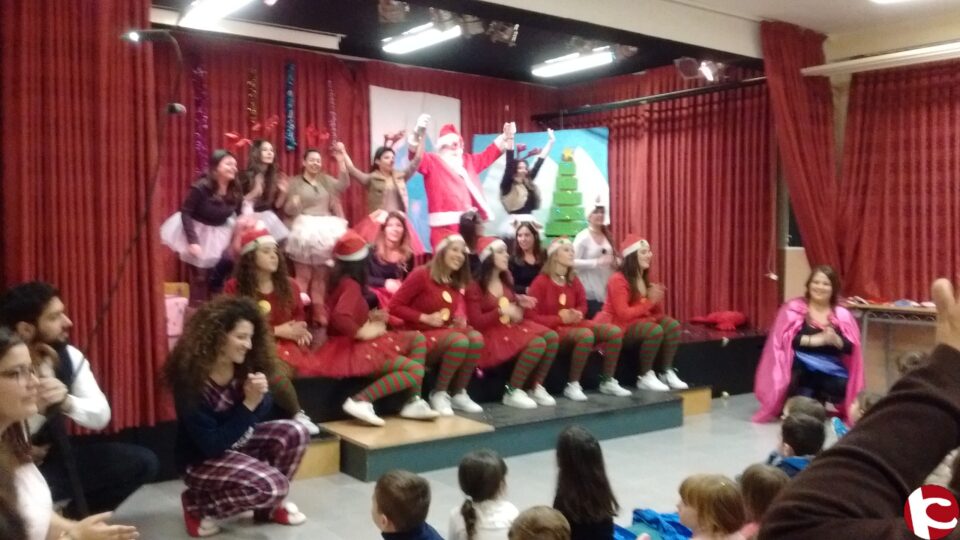 Alumnos de Educación Infantil del Colegio Santo Negro de Elda disfrutan de una divertida función navideña en el Valle de Elda