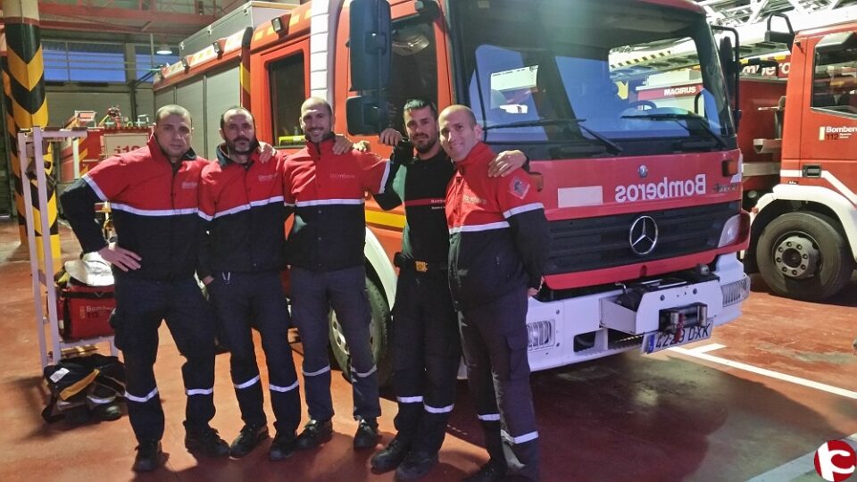 El parque de bomberos de Elda y Elche visita el Hospital General Universitario de Elda.