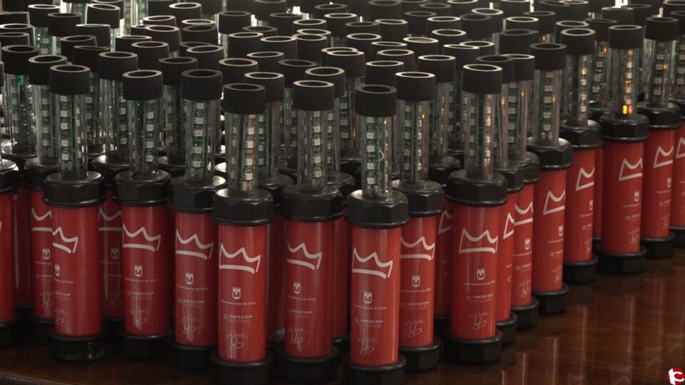 Los alumnos del IES La Torreta han entregado al Ayuntamiento las doscientas antorchas led que se utilizarán en la Bajada de Bolón