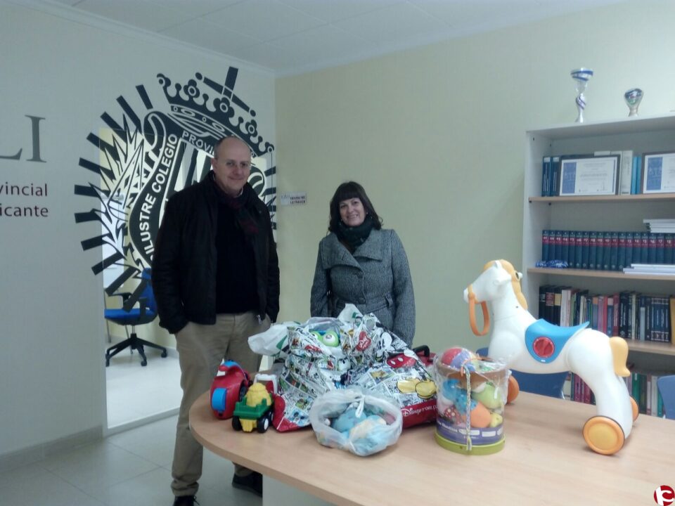 La Delegación de Villena del Ilustre Colegio Provincial de Abogados de Alicante entrega los juguetes para la asociación local El Rabalillo