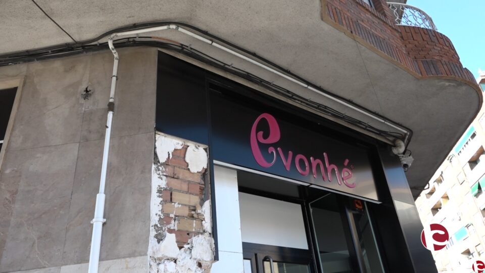 Un vehículo se empotra contra un centro de peluquería y estética de Petrer