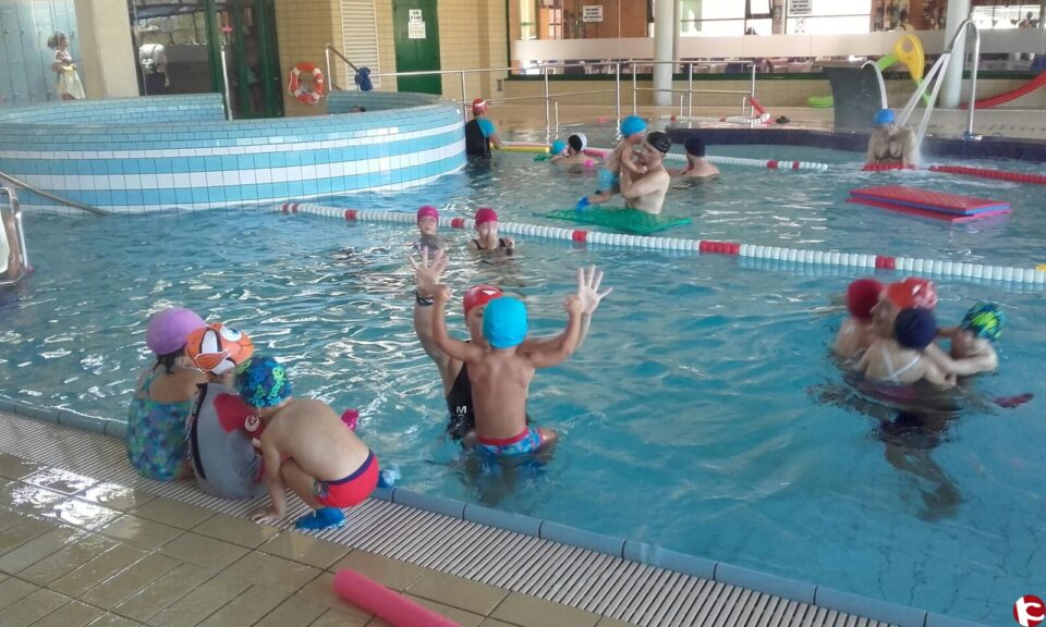 Comienza el segundo trimestre de los cursos de natación de Aspe con 800 inscritos