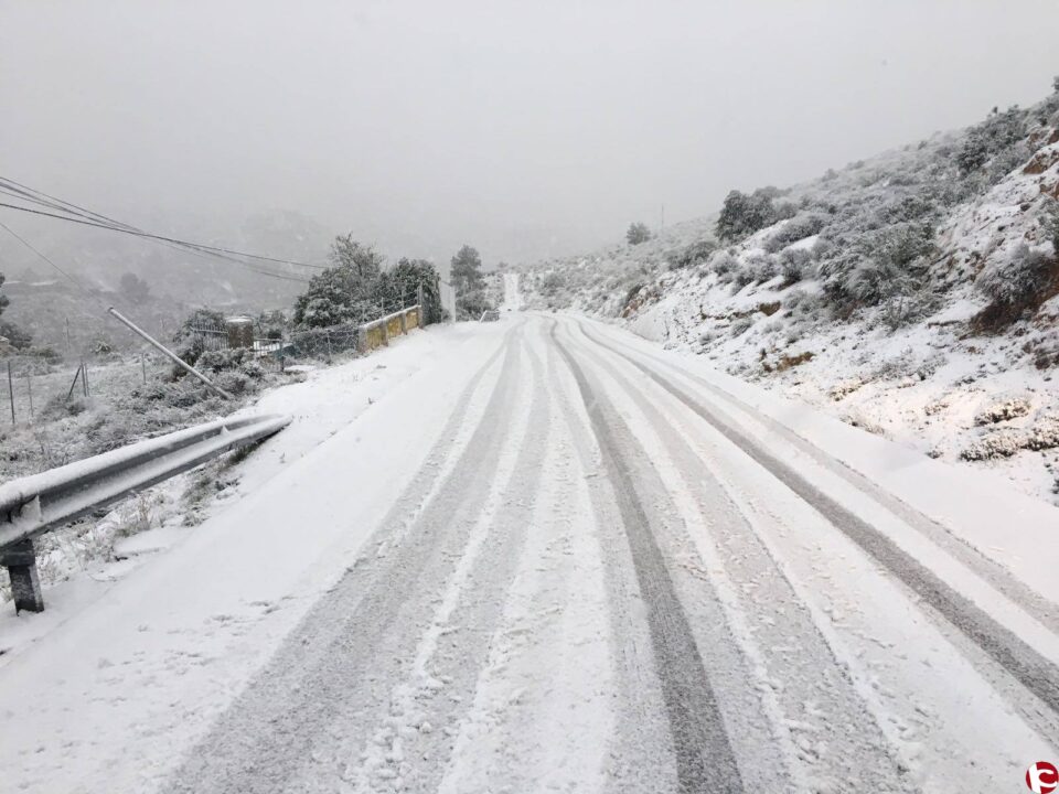 La nieve llega a Petrer y obliga a cortar varios accesos a parajes del municipio