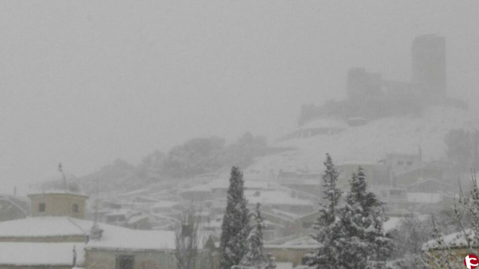 El temporal de frío y nieve mantiene cortadas doce carreteras en la red viaria que depende de la Diputación de Alicante