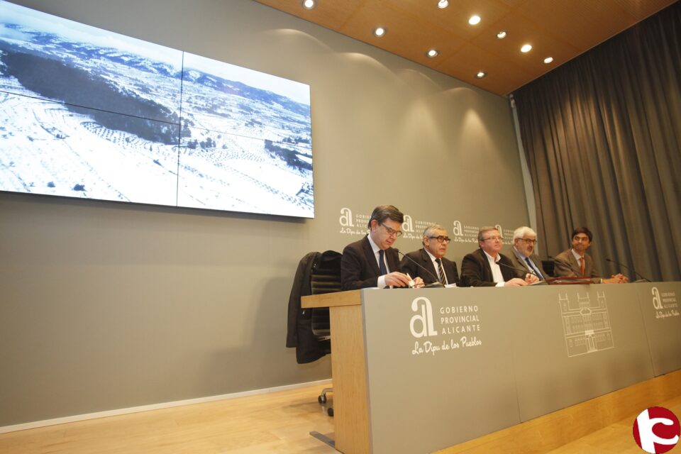 El Consorcio de Bomberos realiza durante el temporal cerca de 300 actuaciones y se distribuyen en las carreteras de la provincia más de 700 toneladas de sal
