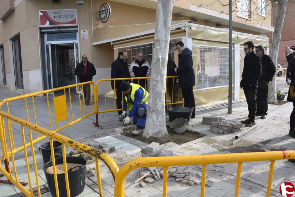 Los trabajadores de los Planes de Empleo realizan obras en tres zonas de la población