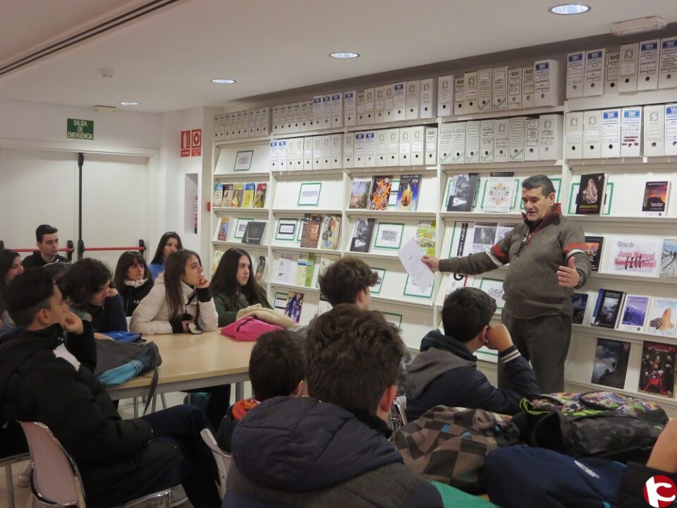 Visitas a la Biblioteca Alberto Navarro con motivo de la ruta "Elda en los libros y en la historia" dentro del programa "La llave de Elda"