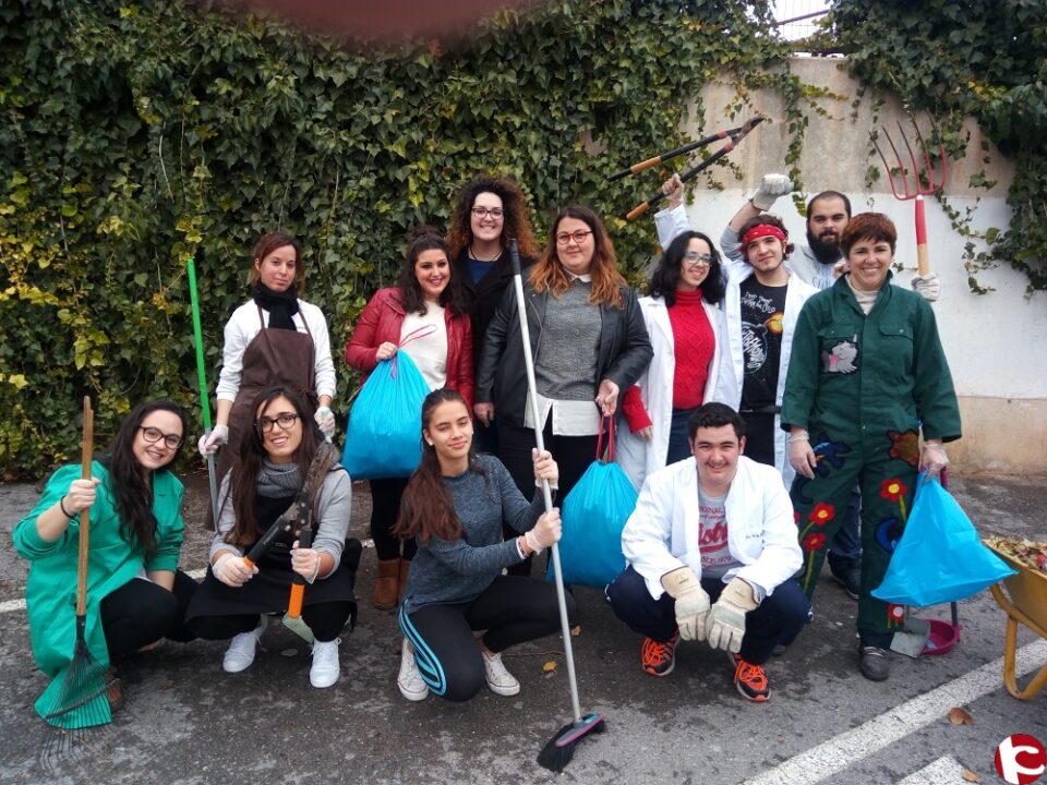Prácticas de limpieza en el parking del hospital del ciclo de Atención a Personas en Situación de Dependencia