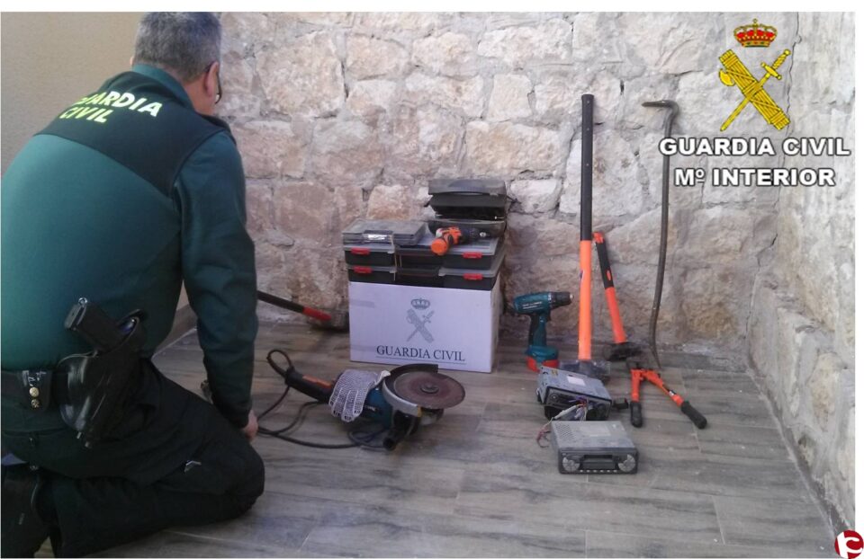 La Guardia Civil detiene en Novelda a dos hombres por 23 robos en vehículos estacionados en la calle