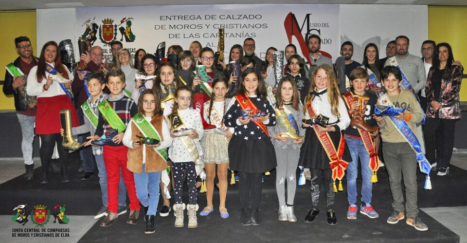 Entrega de zapatos al Museo del Calzado por parte de las Capitanías 2016.