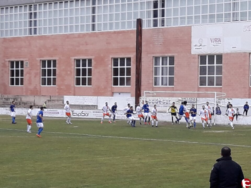 Emocionante partido el disputado en la Solana entre el Villena CF. y la Universidad de Alicante.