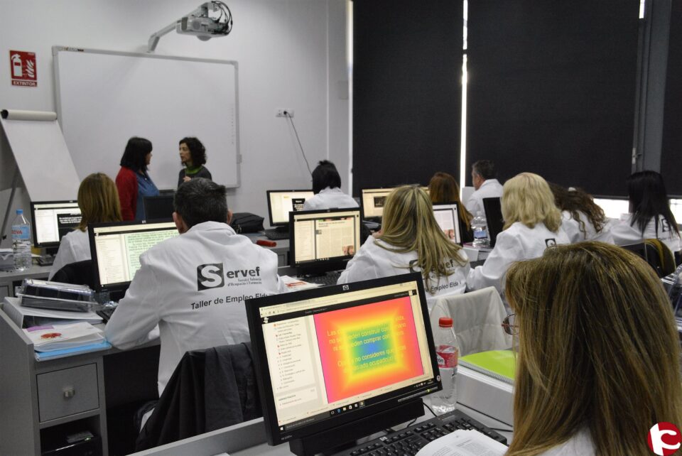 El alcalde visita a los alumnos del V Taller de Empleo.