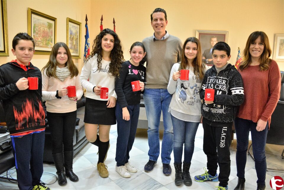 El alcalde recibe a los seis alumnos que han obtenido el Premio Extraordinario de Educación Primaria.