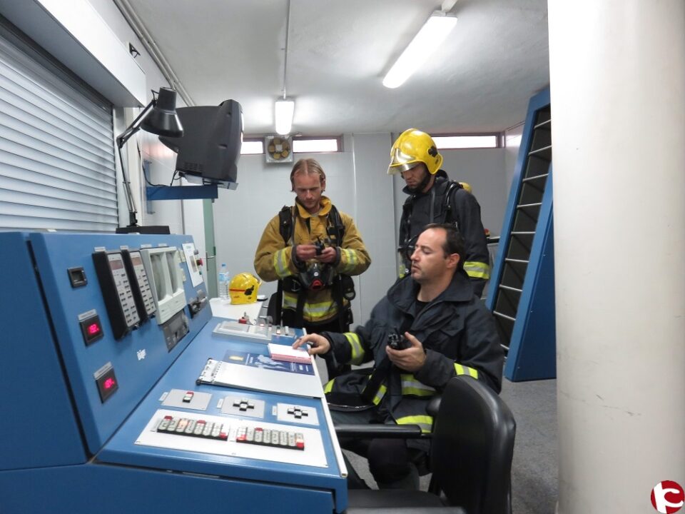 Clase práctica de emergencias en el parque de bomberos de San Vicente
