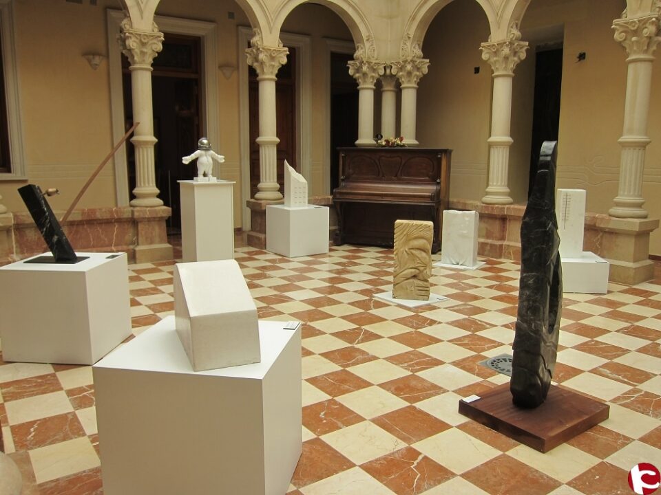 Esculturas en piedra natural en el Gómez-Tortosa