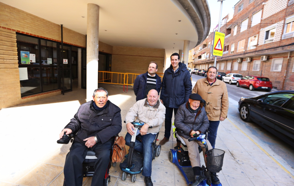 El Ayuntamiento de Elda hace más accesible la ciudad para personas con movilidad reducida con el rebaje de aceras.