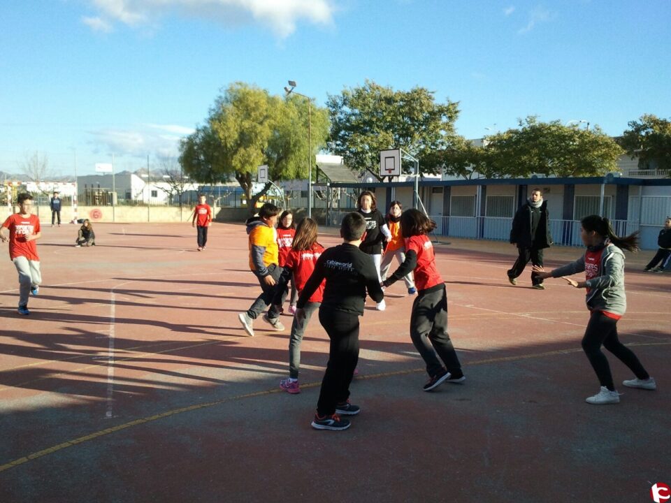 El ayuntamiento de Aspe colabora con los colegios entregando material deportivo