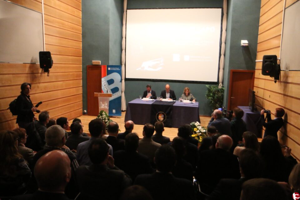 La Universidad de Alicante distingue a Bernat Capó con el Laurel de Oro en un emotivo acto en la sede de la Marina