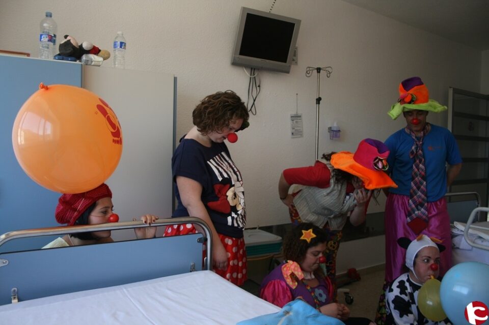 La asociación Dr.Clown amplía su labor en el Hospital General de Elda