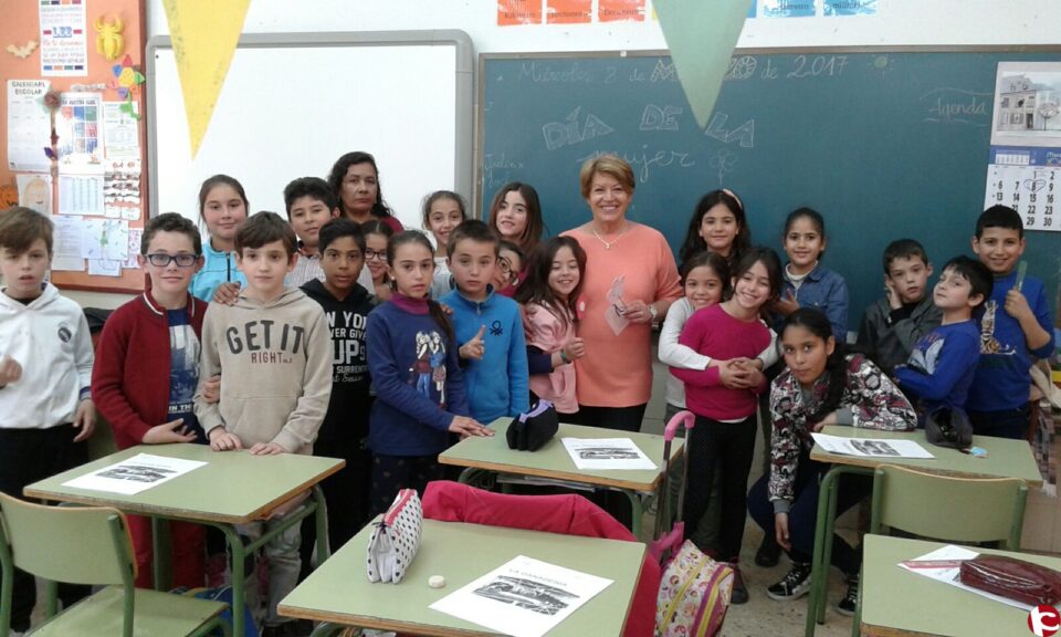 El alumnado del Colegio Público Ruperto Chapí rinde un homenaje a sus abuelas en el Día Internacional de la Mujer