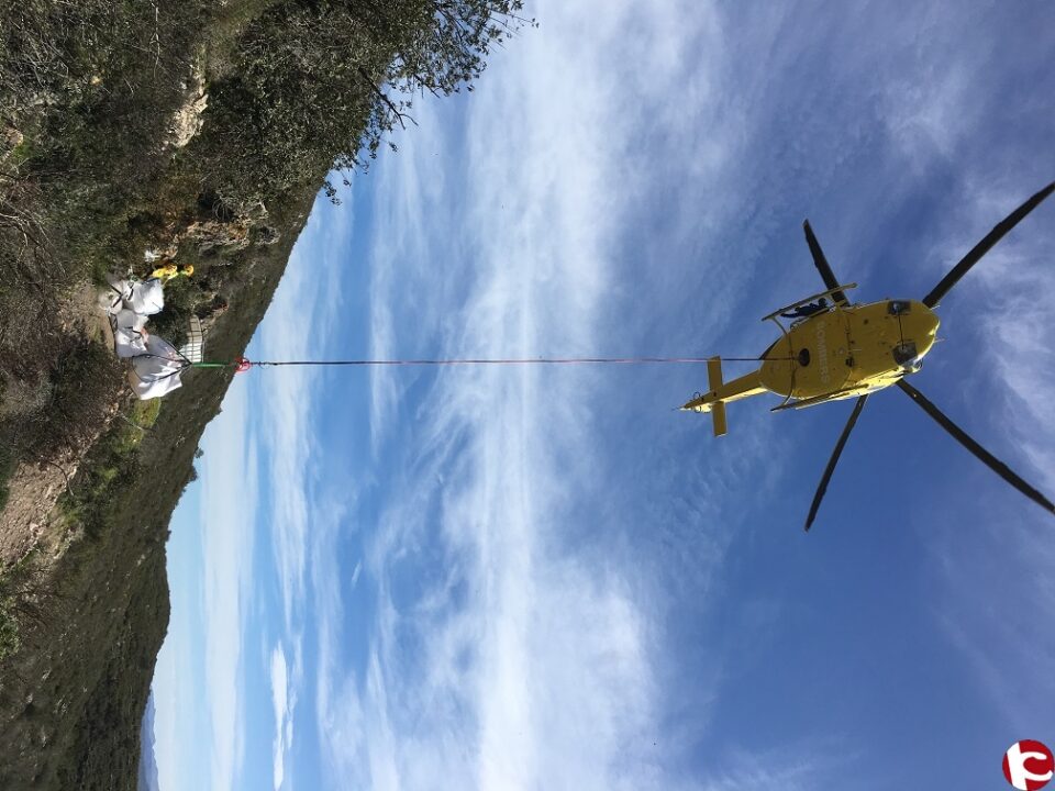 La Diputación de Alicante inicia los trabajos de adecuación de la Cova de lOr de Beniarrés con el traslado aéreo de diez toneladas de material